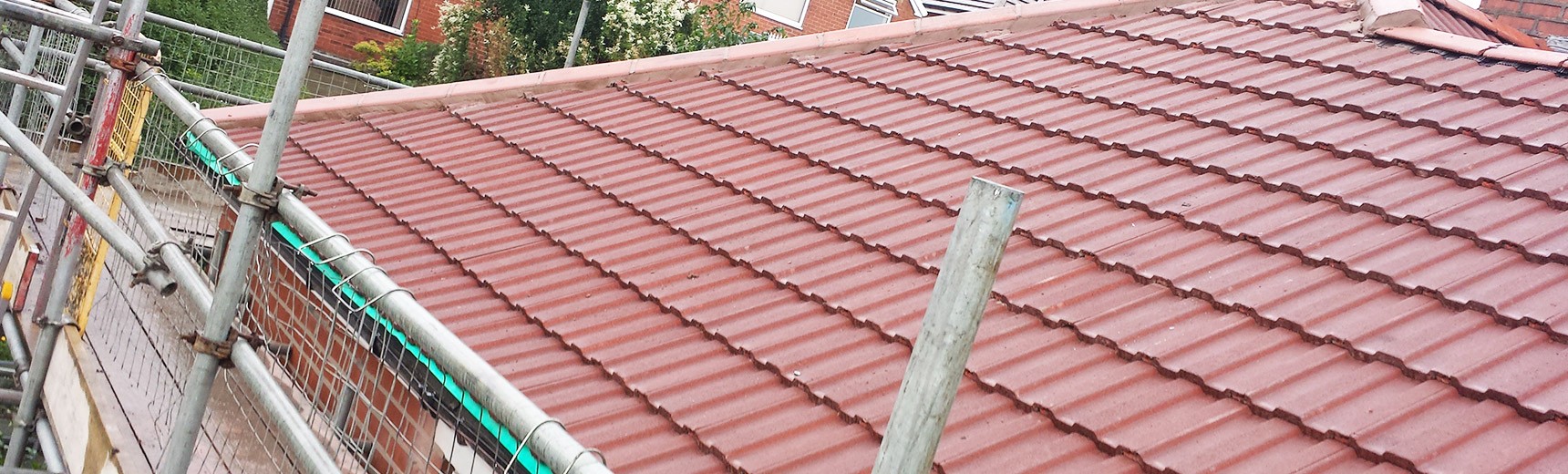 Laying down clay roof tiles